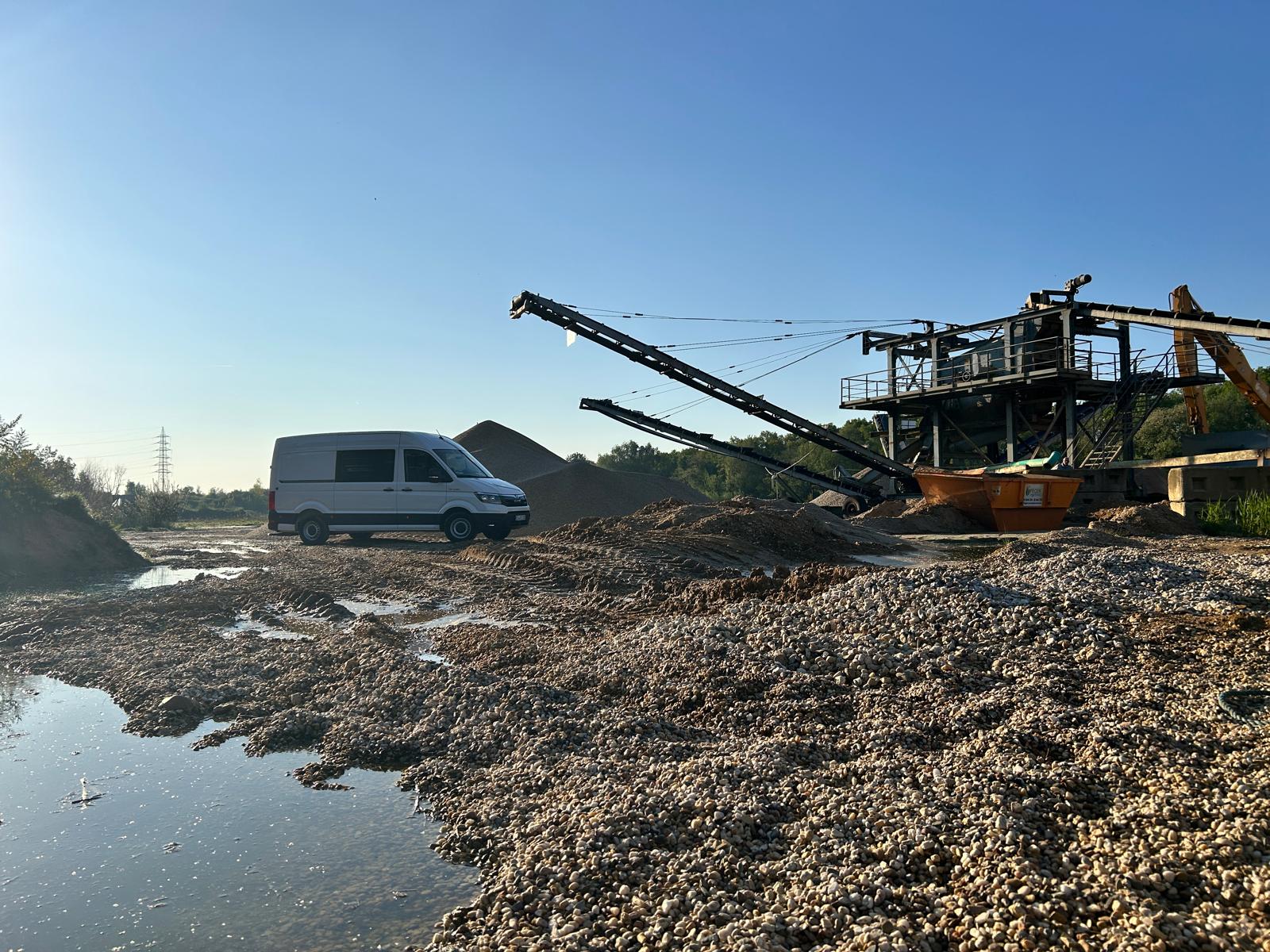 Pumpenzentrum Wilbert Montagefahrzeug in einer Kiesgrube