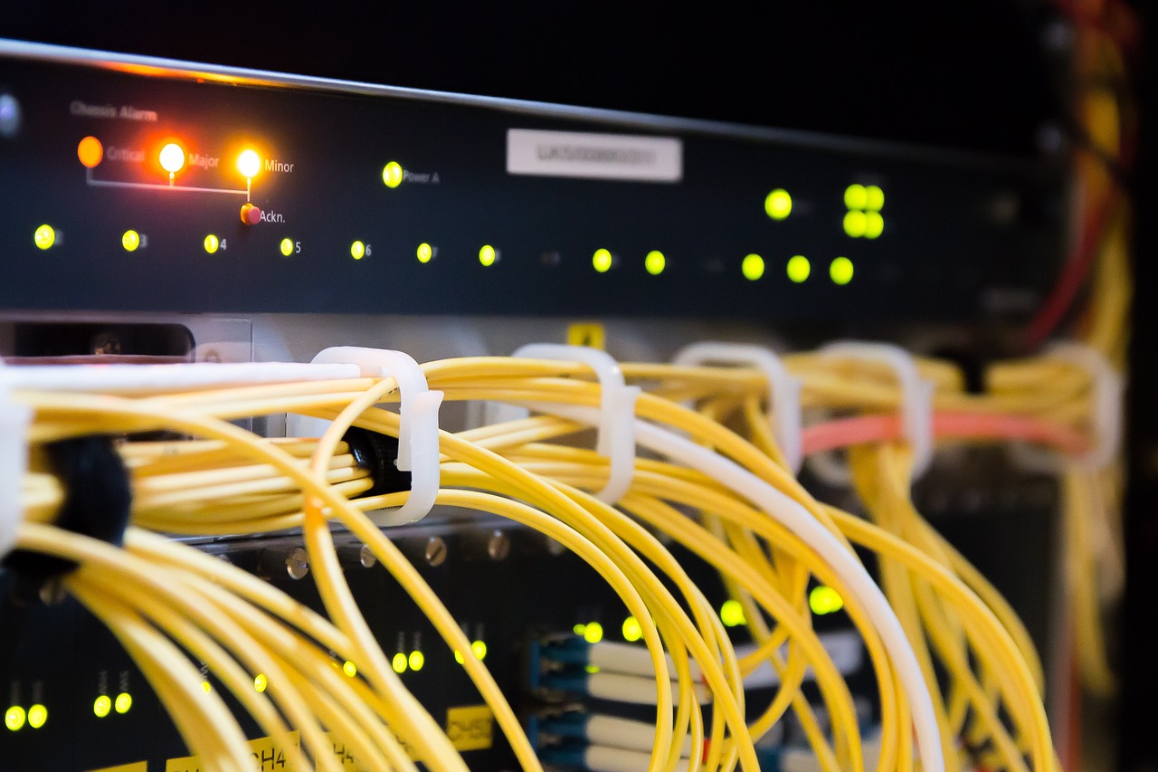 Server mit angeschlossenen Netzwerkkablen zur Übertragung von Pumpeninformationen