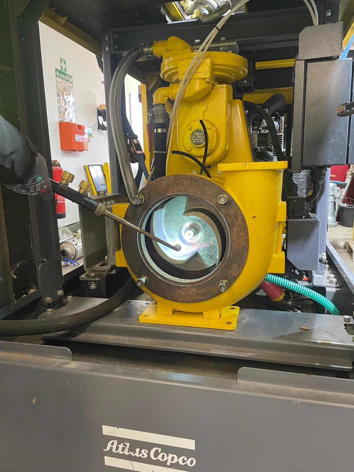 Prüfung einer Pumpe am firmeneigenen Prüfstand während einer Reparatur