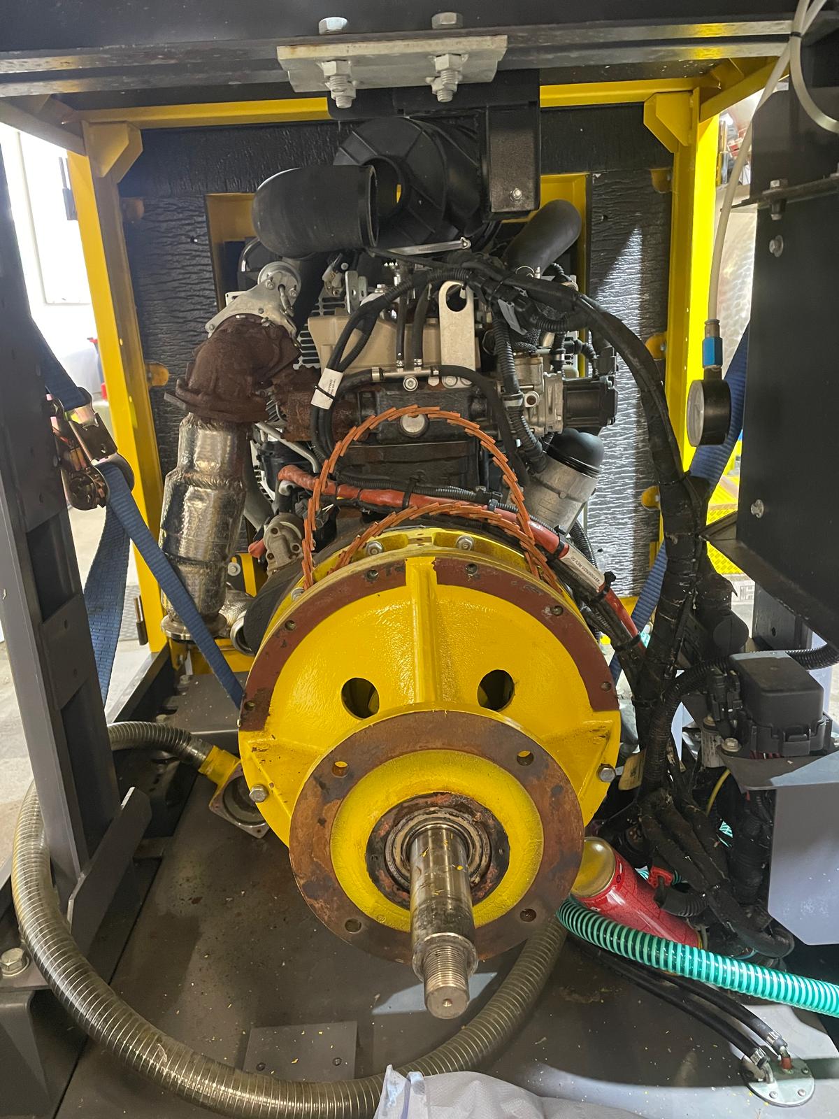 Demontierte mobile Dieselpumpe nach Einsatz an einer Baugruppe zu regelmäßigen Leistungstest