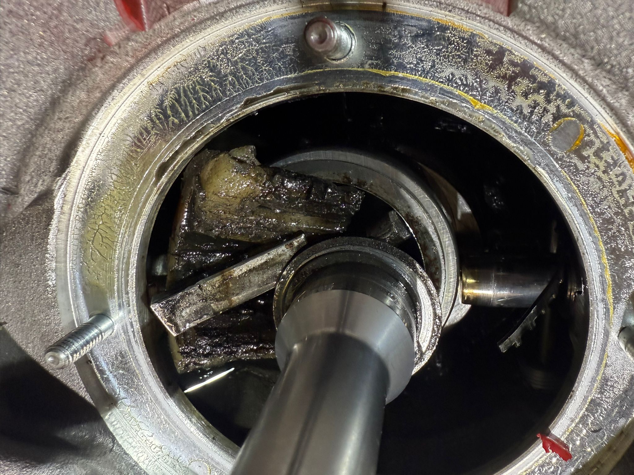 Nahaufnahme eines defekten Lagers im Inneren einer Pumpe, die für eine Repratur vorgesehen ist.